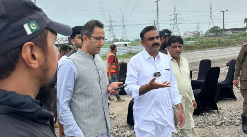Deputy Commissioner Gujranwala Naveed Ahmed inspecting rain-affected areas and paddy crops in Gakhar