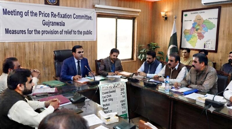 Deputy Commissioner Gujranwala Naveed Ahmed reviewing medical facilities at Teaching Hospital Gondlanwala.