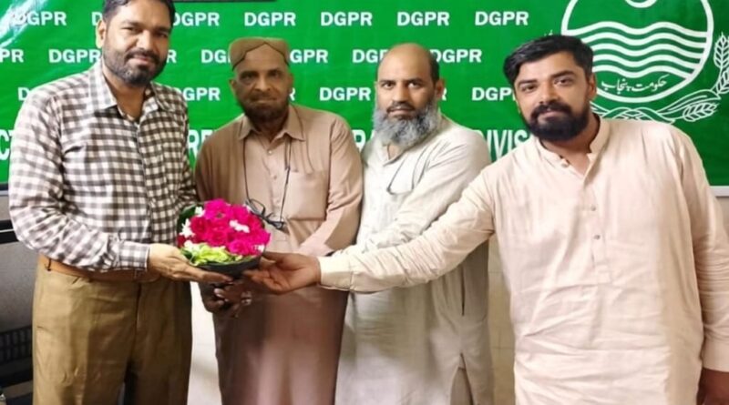Royal News delegation presenting a bouquet of flowers to Director Public Relations Gujranwala Division, Munawar Hussain.
