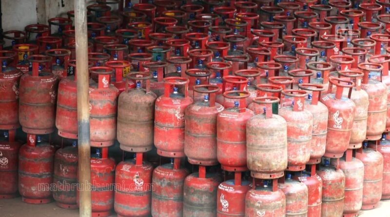 Image of an LPG gas shop and cylinders in Gujranwala